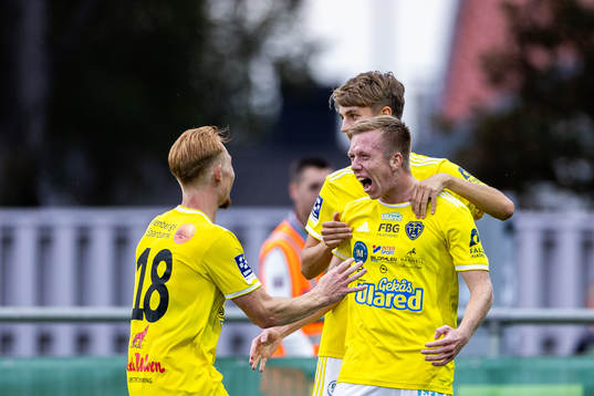 Falkenbergs Lucas Sibelius jublar med lahkamrater
