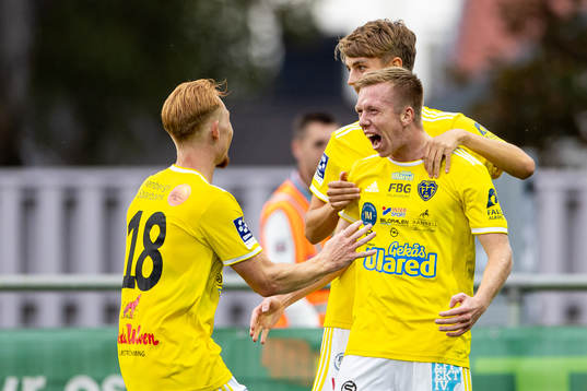 Falkenbergs Lucas Sibelius jublar med lagkamrater