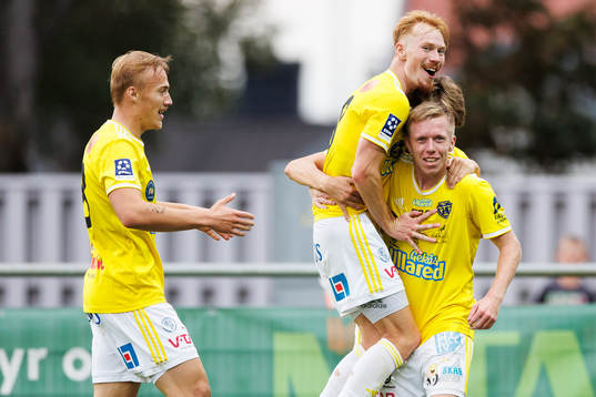 Falkenbergs Lucas Sibelius jublar med laget