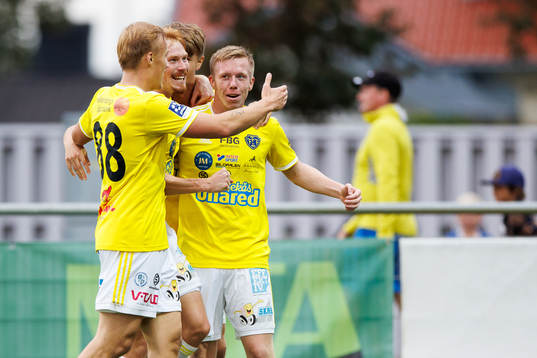 Falkenbergs Lucas Sibelius jublar med laget