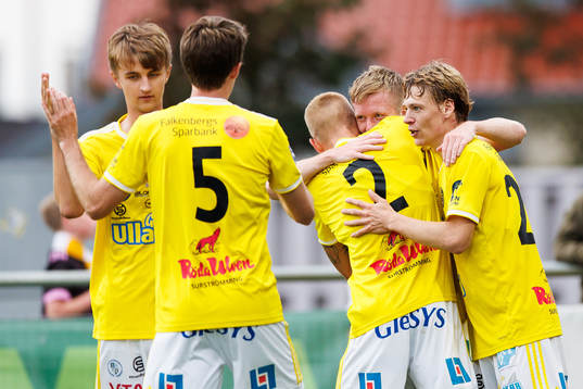 Falkenbergs Lucas Sibelius jublar med laget