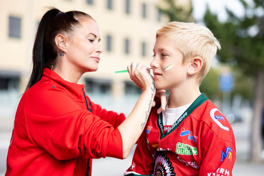 En Frölunda supporter får en ansiktsmålning innan
