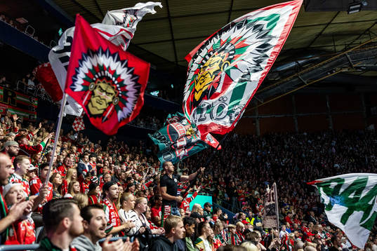 Frölundas supportrar med flaggor