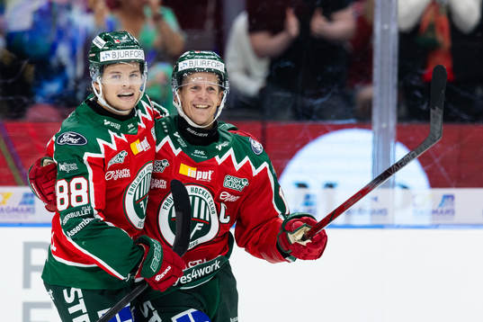 Frölundas Max Friberg jublar ihop med Malte Strömwall