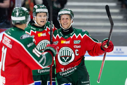Frölundas Max Friberg jublar ihop med Malte Strömwall