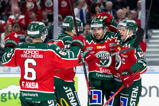 Frölundas Max Friberg jublar med lagkamrater