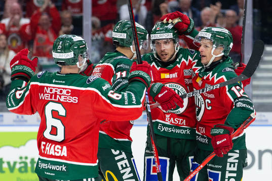 Frölundas Max Friberg jublar med lagkamrater