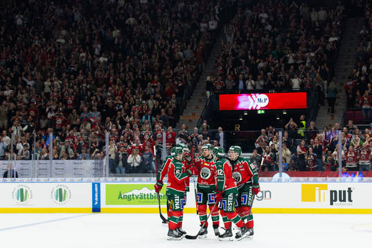 Frölundas Max Friberg jublar med lagkamrater