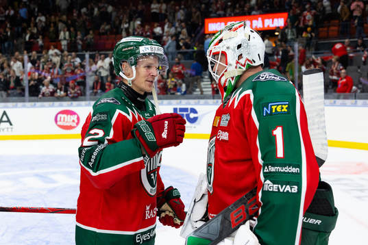 Frölundas målvakt Lars Johansson och Max Friberg jublar