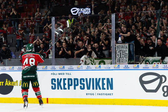 Frölundas Carl Klingberg jublar och tackar publiken
