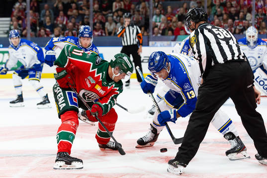 Frölundas Erik Borg tekar mot Leksands Jon Knuts
