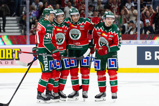 Frölundas Isac Born jublar med lagkamrater