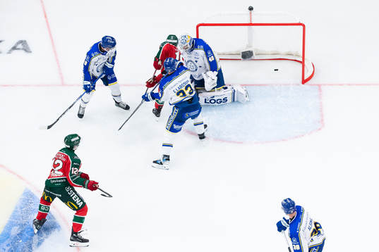 Frölundas Max Friberg skjuter 5-2 i mål bakom Leksands