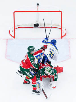 Leksands Erik Olhans-Lind faller över Frölundas målvakt