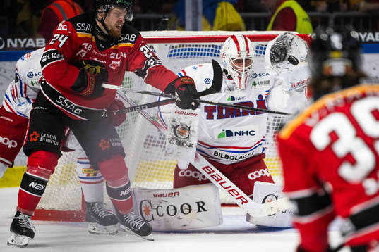 Luleås Brendan Shinnimin och Timrås målvakt Jacob
