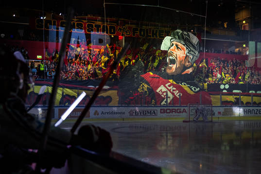 Luleås supportrar med tifo föreställande Linus Omark