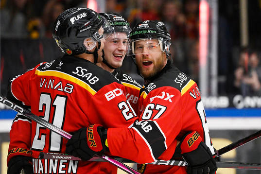 Luleås Linus Omark jublar med Juhani Tyrväinen och Pontus