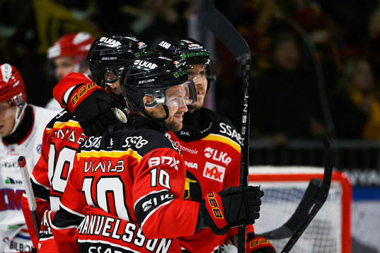 Luleås Einar Emanuelsson jublar med lagkamrater