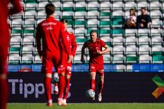 Sivert Heltne Nilsen of Brann warms up