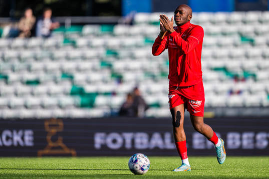 Monga Simba of Brann warms up