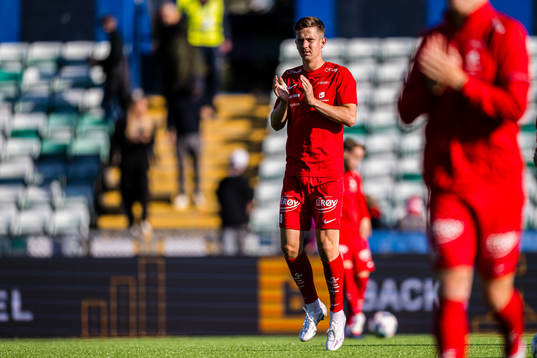 Sander Kartum of Brann warms up