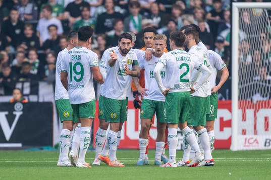 Hammarbys Nahir Besara pratar med lagkamrater