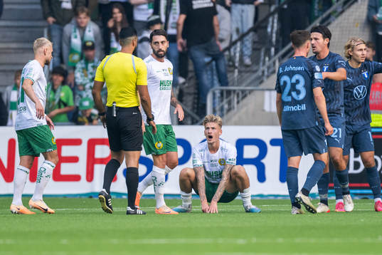 Hammarbys Nahir Besara och Fredrik Hammar reagerar på ett