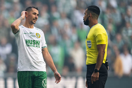 Hammarbys Loret Sadiku i diskussion med Domare Mohammed