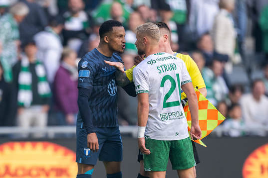 Malmö FFs Martin Olsson reagerar mot Hammarbys Simon Strand