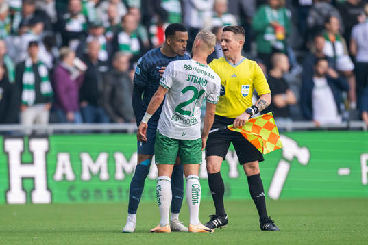 Malmö FFs Martin Olsson reagerar mot Hammarbys Simon Strand