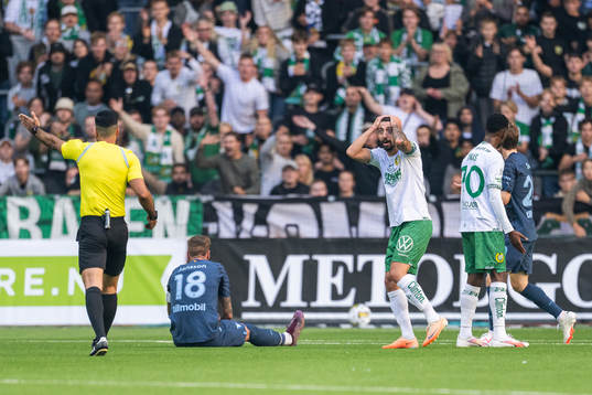 Hammarbys Nahir Besara reagerar på ett domslut