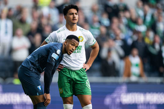 Malmö FFs Martin Olsson och  Hammarbys Jusef Erab