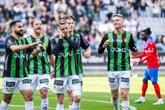 Julius Lindberg GAIS jublar med lagkamrater fetr att han