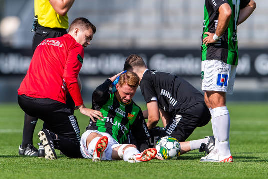 GAIS Julius Lindberg med en ispåse mot huvudet