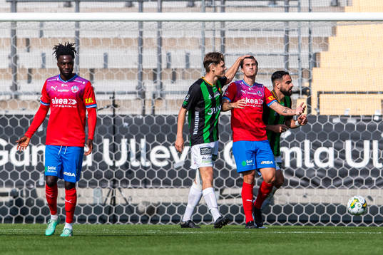 GAISs Axel Henriksson klappar Helsingborgs Jon Birkfeldt