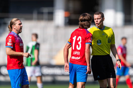 Helsingborgs Wilhelm Loeper diskuterar med domare Oscar