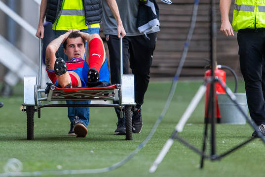Helsingborgs Jon Birkfeldt lämnar plan på bår