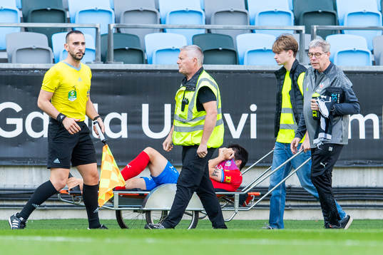 Helsingborgs Jon Birkfeldt lämnar plan på bår