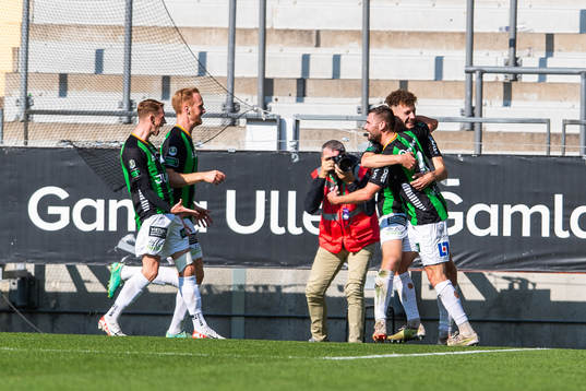 GAIS Axel Norén jublar med lagkamrater