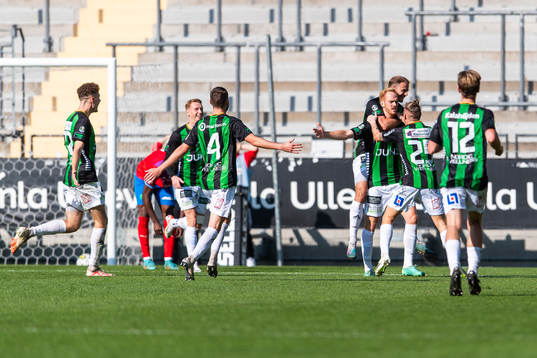 GAIS Viktor Kruger jublar med lagkamrater