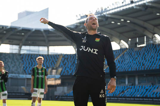 GAIS assisterande tränare Kenneth Gustafsson jublar