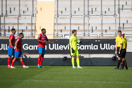 Domare Oscar Johnson och assisterande domare Almira Spahic
