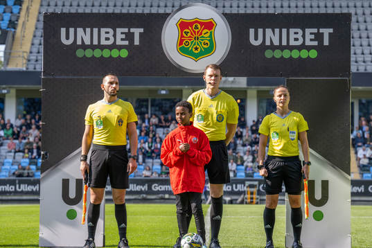 Domartrion bestående av assisterande domare Abdelmasih