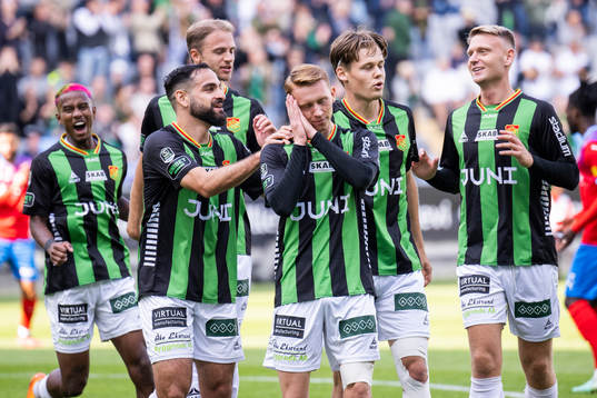 GAIS målskytt Julius Lindberg med lagkamrater jublar
