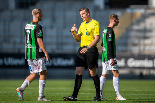 GAIS Joackim Åberg , Domare Oscar Johnson och GAIS Julius