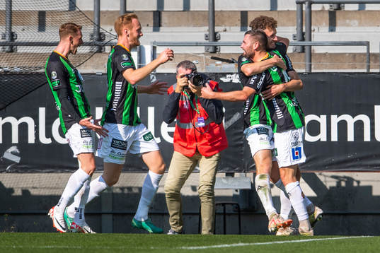 GAIS målskytt Axel Norén jublar
