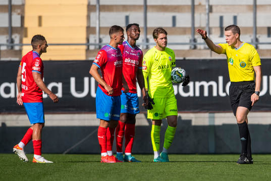 Helsingborgs spelare deppar medan Domare Oscar Johnson