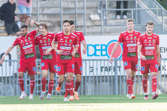 Skövde AIKs Hugo Engström jublar med lagkamrater
