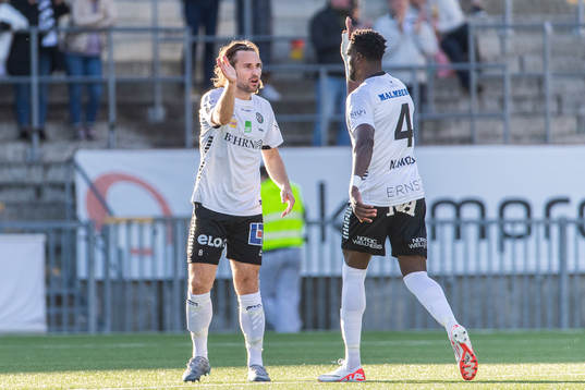 Örebros Kevin Walker har reducerat till 1-2 och jublar med