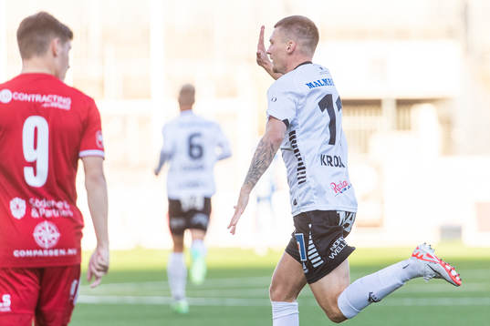 Örebros Samuel Kroon jublar